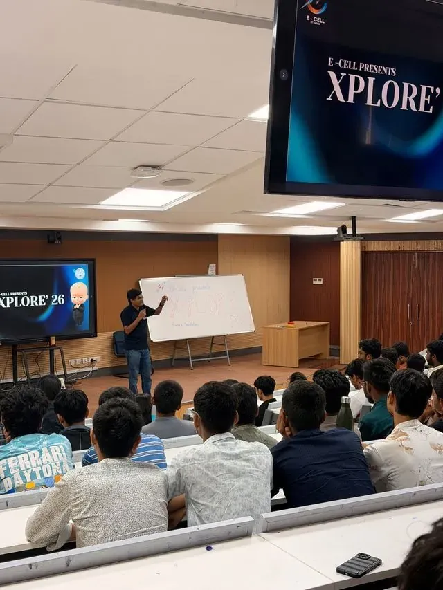 Saransh Sir spoke with students about maintaining a proper sleep cycle, reducing unnecessary phone dependence
